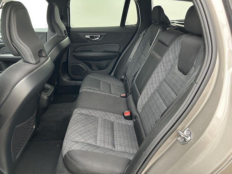 Volvo V60 2.0  B4 4x4 Cross Country PRO - fotka 12 z 25