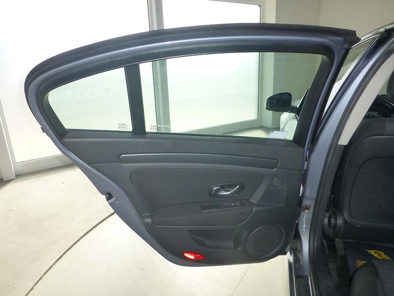 Renault Laguna (2008) 1,5DCI-81KW*PARK.S**ALU**TAŽNÉ - fotka 13 z 26