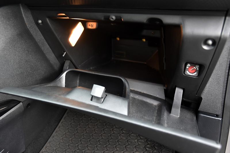 Peugeot 2008 1.2, KLIMATIZACE, TEMPOMAT - fotka 29 z 36