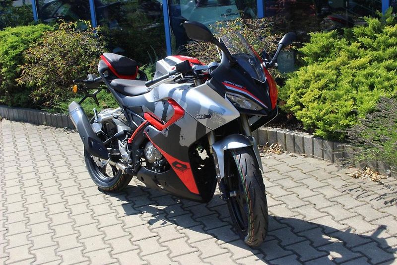QJ Motor SRK 125 R (2025) MODEL 2026 SKLADEM NOVINKA - fotka 1 z 9