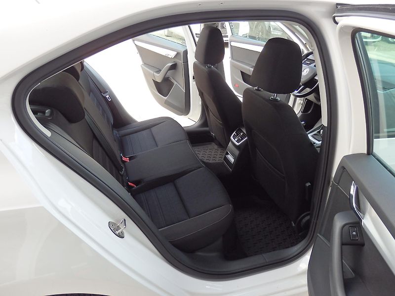 Škoda Octavia 1.6 TDI 85 kW KLIMA, ESP - fotka 9 z 15