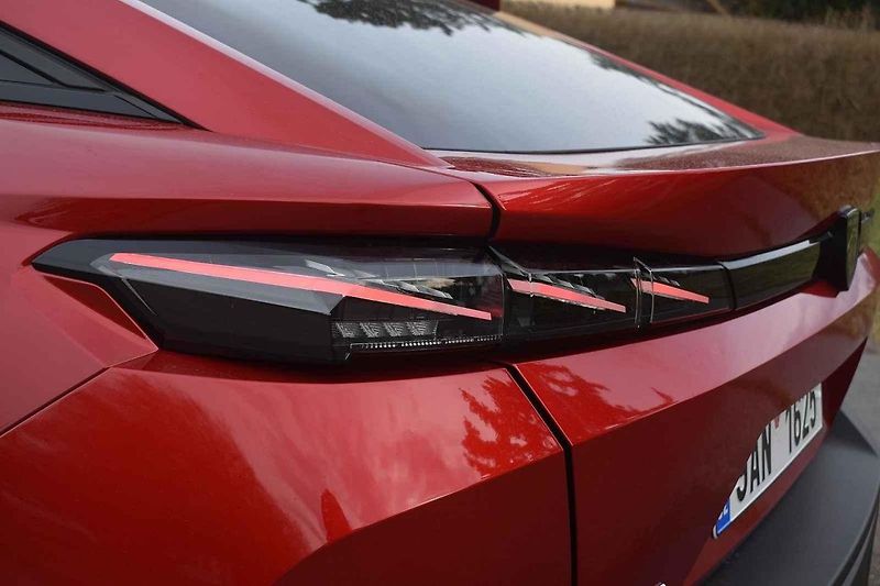 Peugeot 408 je solidně prostorný rodinný vůz s atraktivním vzhledem