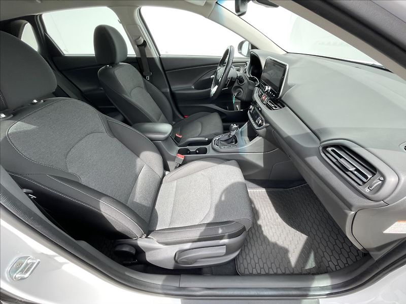 Hyundai i30 1,5 T-GDI DCT Family Smart NAV - fotka 17 z 23