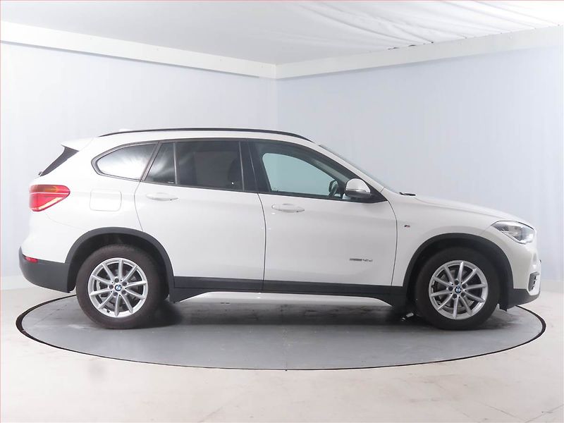 BMW X1 (2016) sDrive18d, Automat, Bi-Xenony - fotka 6 z 20