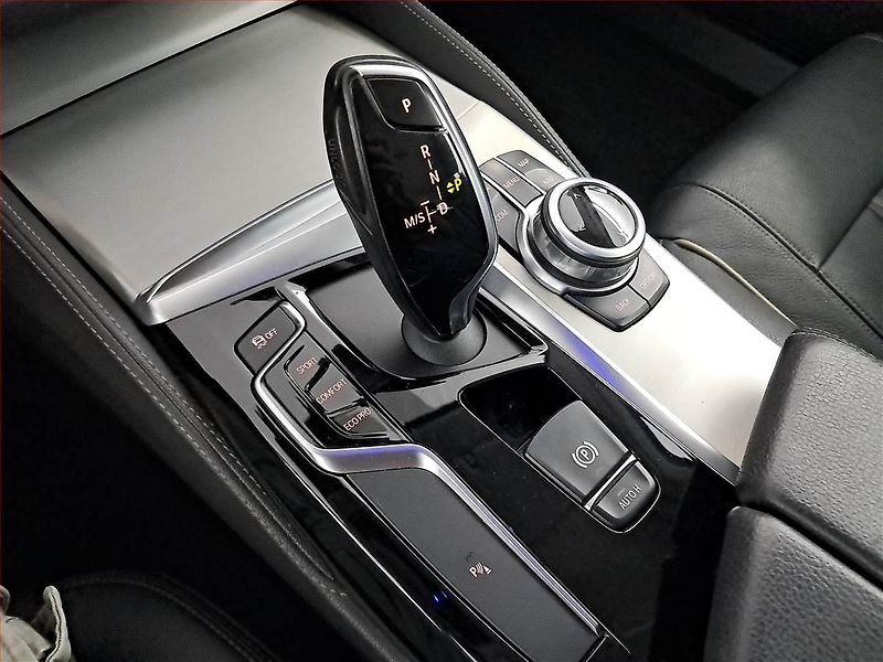BMW Řada 5 (2017) Luxury Line 520d xDrive, 4X4 - fotka 13 z 28