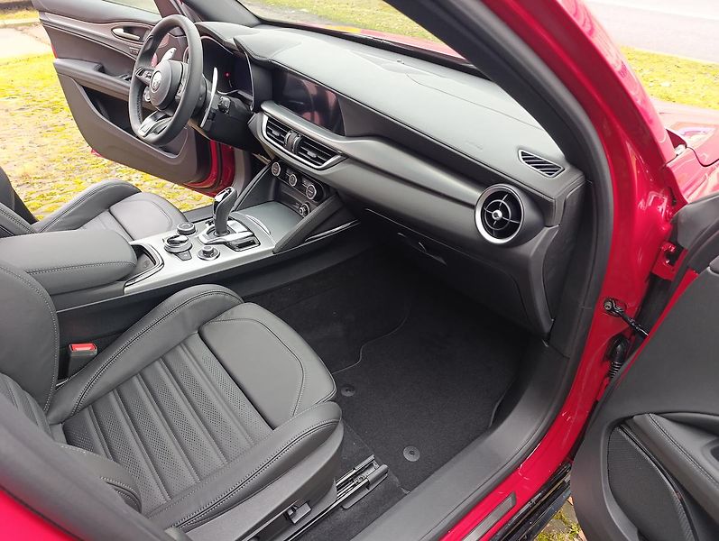 Alfa Romeo Stelvio Veloce 2,0 Turbo 280k AWD - fotka 29 z 32