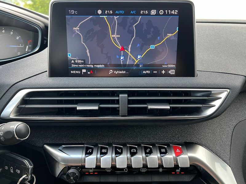 Peugeot 5008 (2018) 1.2PT 96kW A/T! 7míst! Allure! - fotka 14 z 41