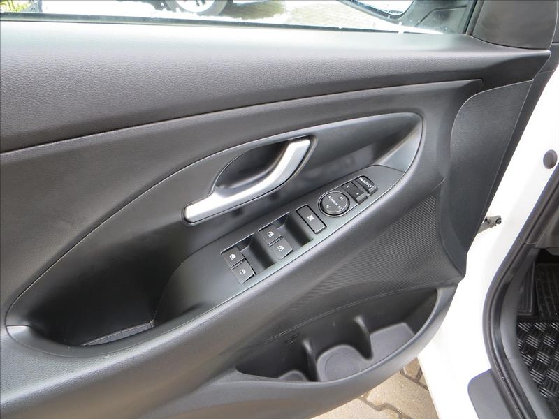 Hyundai i30 1,5 T-GDI 117kW Family Smart - fotka 11 z 26