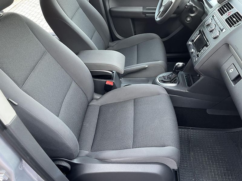 Volkswagen Touran 1.6 TDi DSG Serviska - fotka 14 z 37