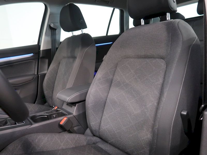 Volkswagen Golf (2023) LIFE 1.0TSI 81KW - fotka 14 z 34
