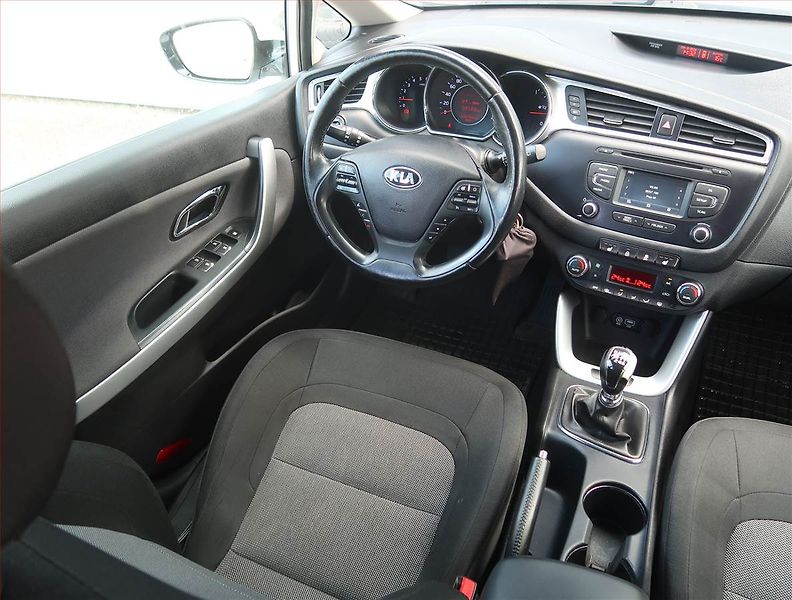 Kia Ceed (2018) 1.6 CRDi, Serv.kniha, Tempomat - fotka 7 z 17