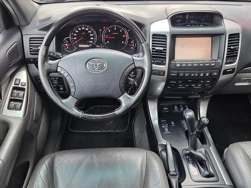 Toyota Land Cruiser 3,0 D-4D 127kW 8-míst ČR 1.maj - fotka 16 z 44