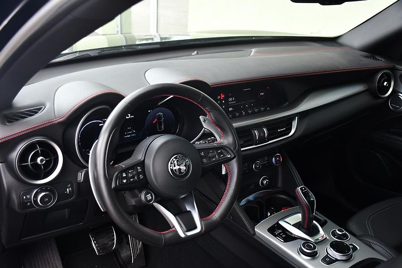 Alfa Romeo Stelvio 2.2 JTDm Competizione Q4 - fotka 15 z 40
