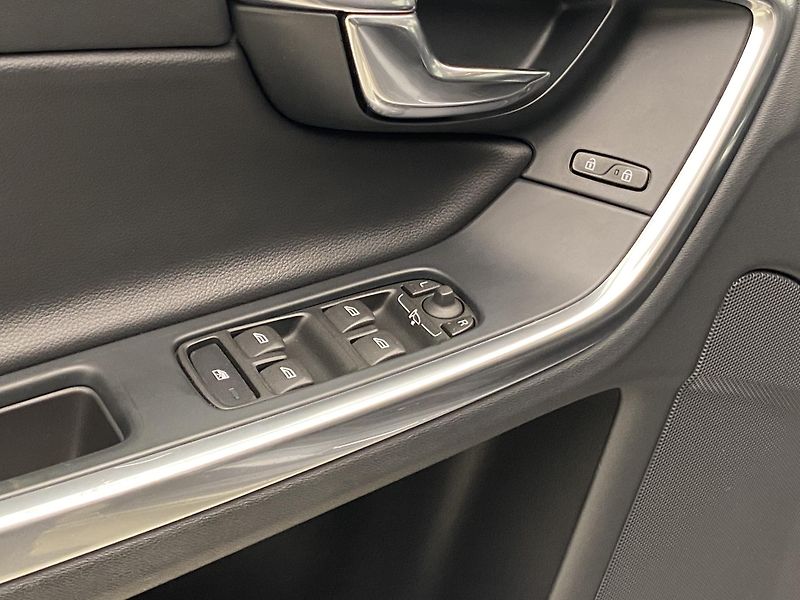 Volvo V60 CC D4 AWD SUMMUM REZERVACE - fotka 27 z 42