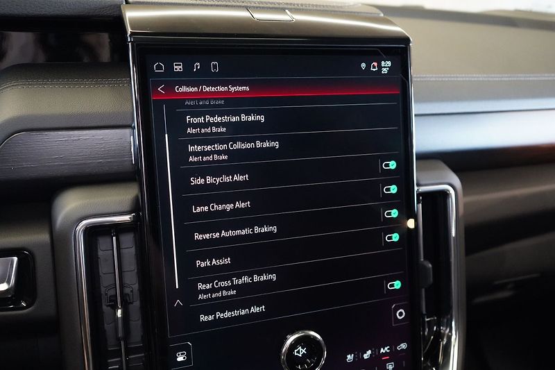 GMC Yukon (2026) Denali 6.2 V8 - fotka 47 z 59