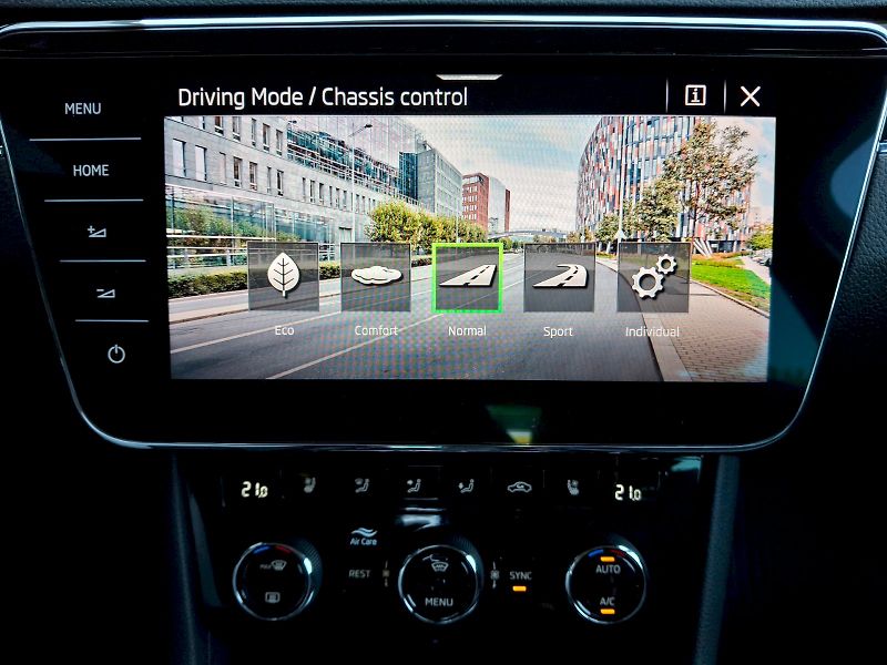 Škoda Superb (2024) Combi L&K DSG 4x4 2,0TSi 206kW - fotka 24 z 35