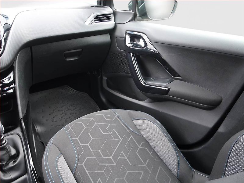 Peugeot 2008 (2019) Active 1.2 PureTech, Tempomat - fotka 8 z 16