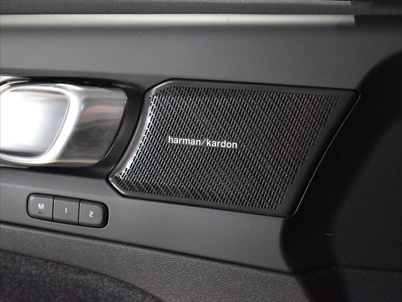 Volvo XC40 2,0 B3 Plus Dark Bezklíč - fotka 16 z 23