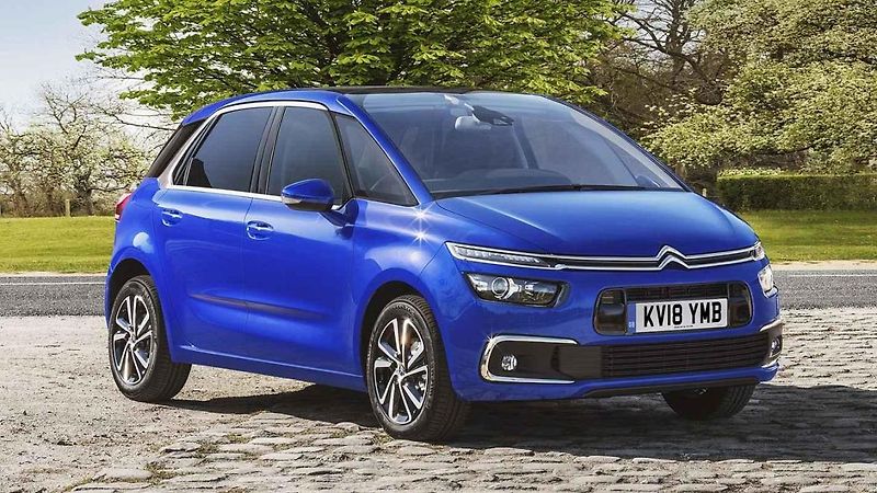 Volkswagen Tiguan (+9000 až 10 000 Kč dle výbavy). Cena: 664 900 Kč