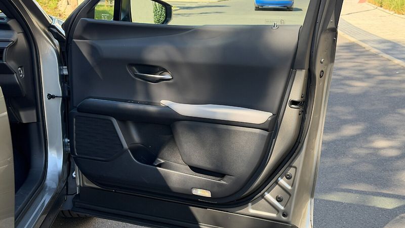 Lexus UX 300h 300H 2,5 HEV F SPORT DESIGN - fotka 13 z 26