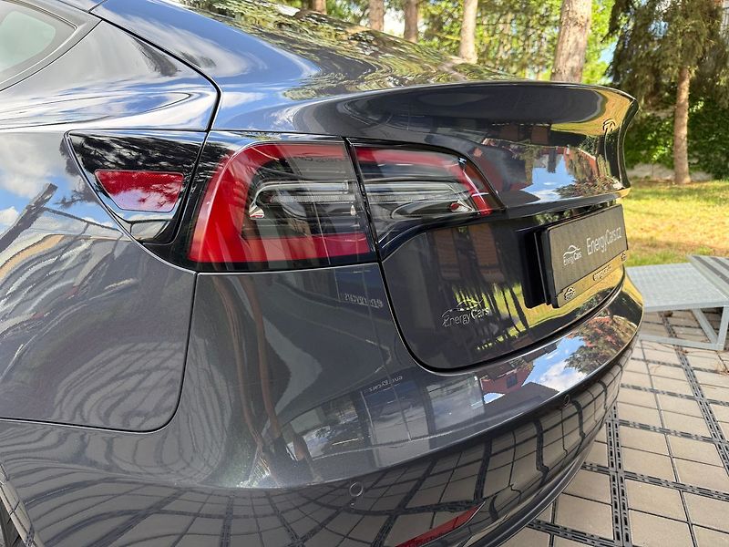 Tesla Model 3 Long Range AWD - fotka 8 z 41