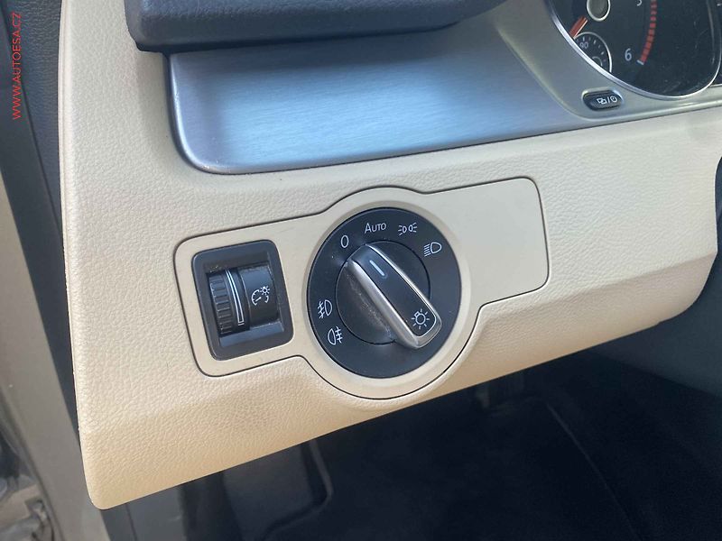 Volkswagen Passat CC (2013) 2.0 TDi, 1.maj,ČR, servis - fotka 15 z 17