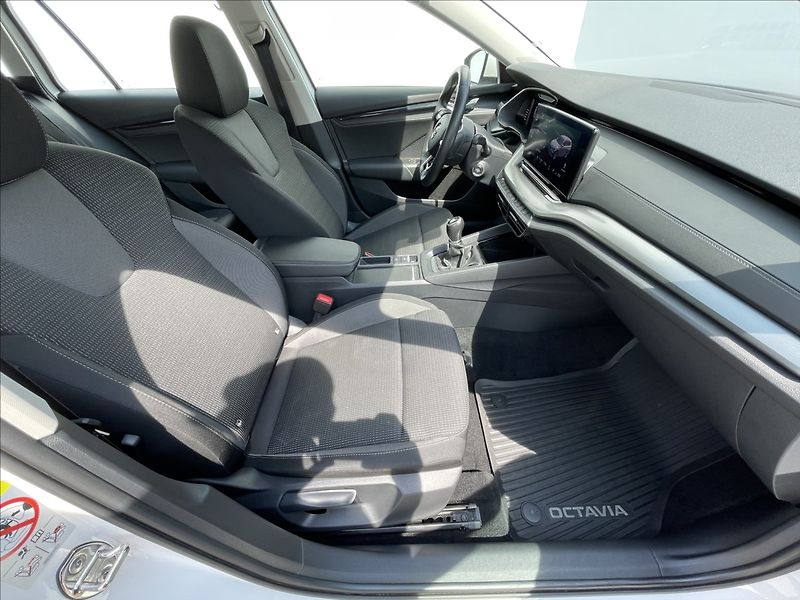 Škoda Octavia 2,0 TDI Combi Ambition Plus - fotka 18 z 24
