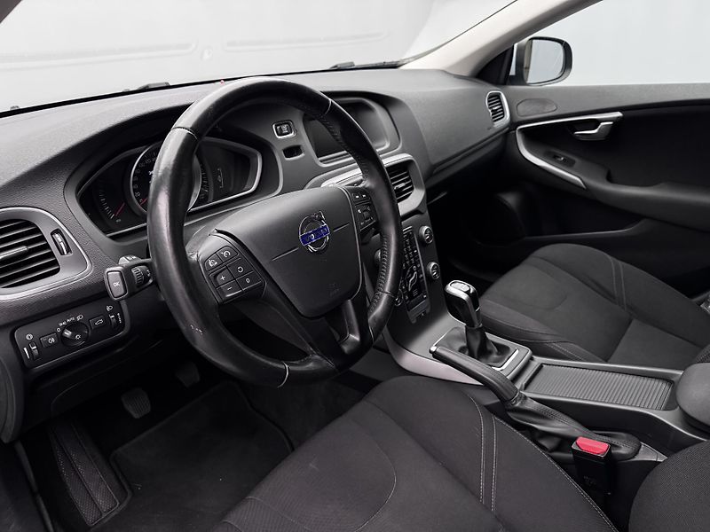 Volvo V40 T2 KINETIC CZ 1.maj REZERVACE - fotka 19 z 40
