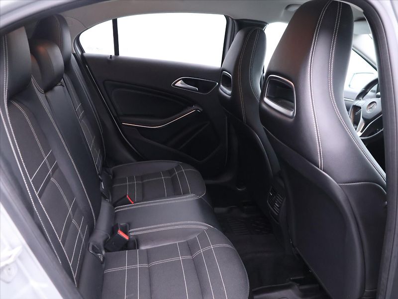 Mercedes-Benz Třídy A 1,6 180i 90kW CZ Sport Xenon - fotka 14 z 30