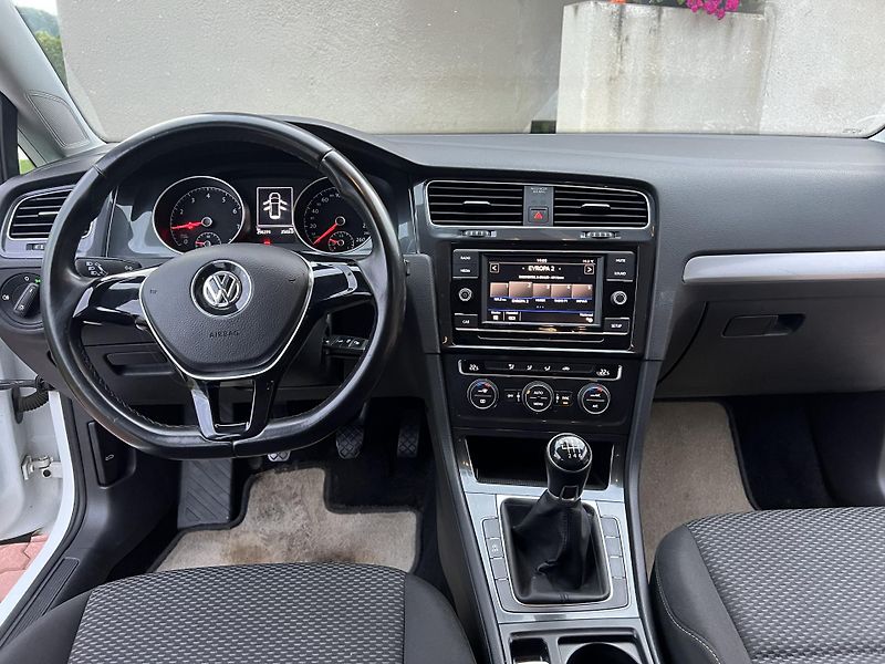 Volkswagen Golf 1.0 TSI 85KW,1 MAJITEL,SERVIS - fotka 30 z 40