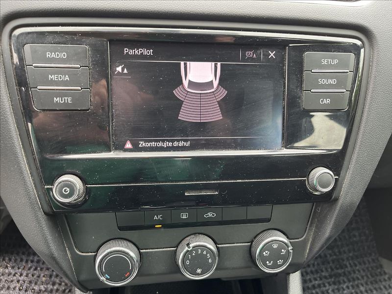 Škoda Octavia 1,6 TDi KLIMA TAŽNÉ SERVIS - fotka 17 z 34
