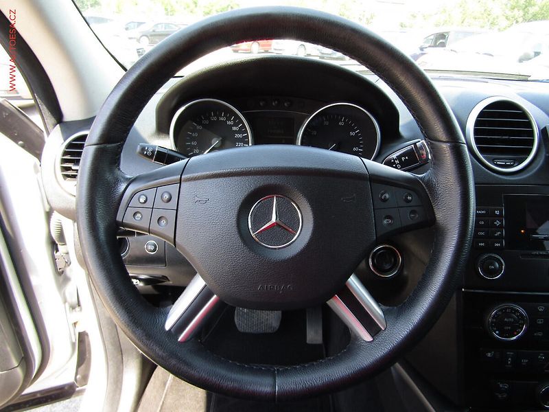 Mercedes-Benz Třídy M (2005) 3.5 ML350 4M, ČR, AT, park - fotka 15 z 17