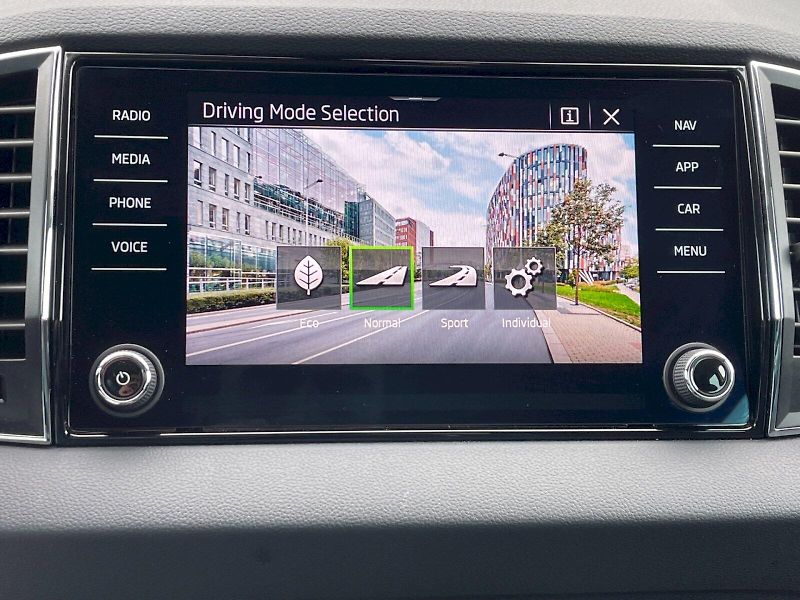 Škoda Karoq (2023) 1.5 TSI 110kW DSG Style Plus - fotka 16 z 31