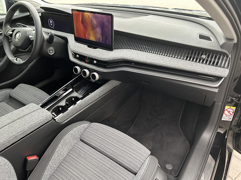 Škoda Superb 1.5 TSI Selection - fotka 27 z 28