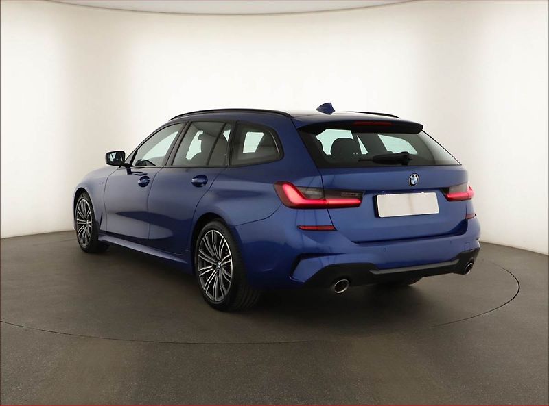 BMW Řada 3 (2021) M Sport 330 i xDrive - fotka 4 z 19