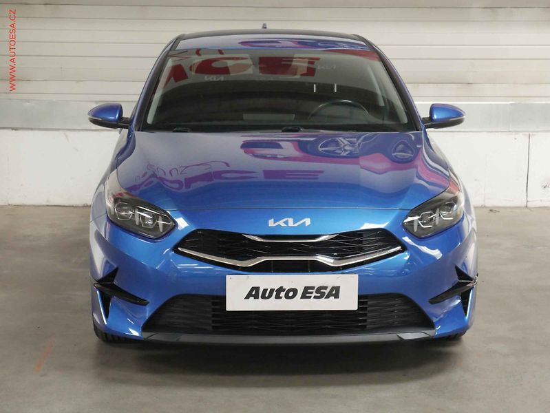 Kia Ceed (2023) 1.5 T- GDi, ČR, AC, kamera - fotka 2 z 21