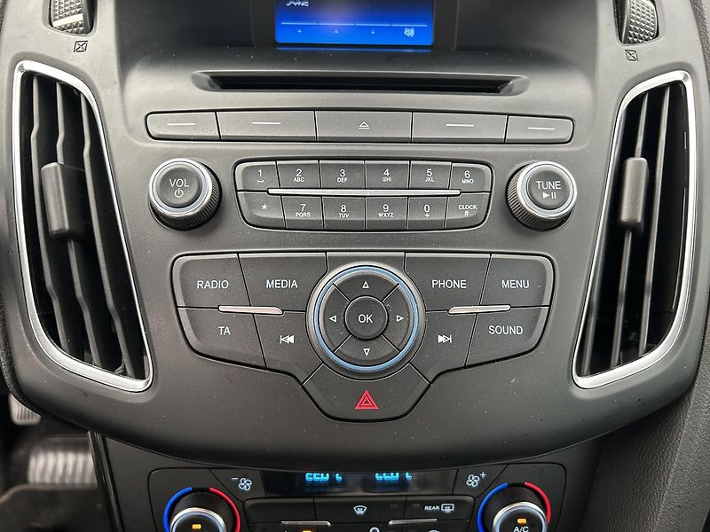 Ford Focus 1.5   Titanium - fotka 15 z 24