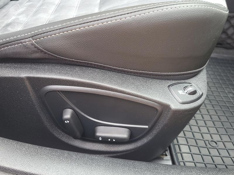 Renault Laguna 2.0dCi 127kW*4CONTROL*PANORAMA - fotka 46 z 54