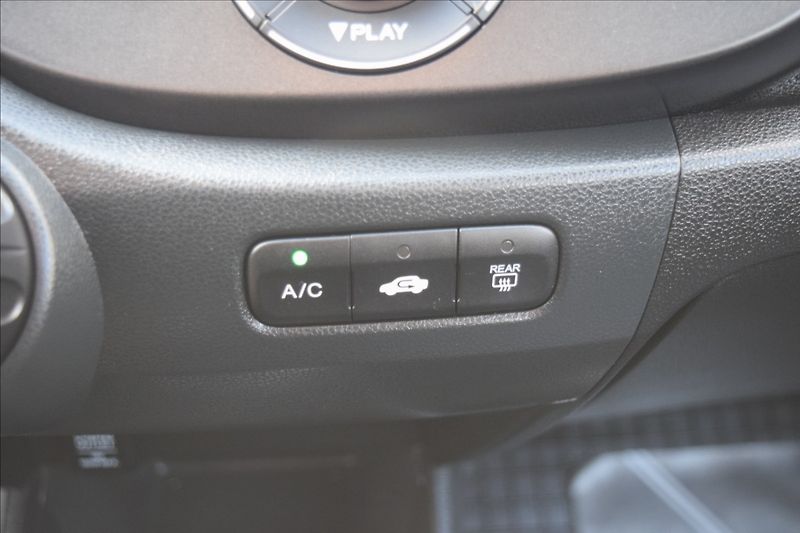 Honda Jazz 1,2 i 66KW ALU KLIMA NÍZKÉ KM - fotka 30 z 35