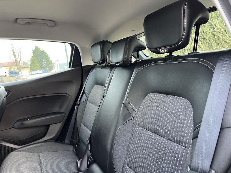Renault Clio 1.6i E-TECH HYBRID AUTOMAT - fotka 21 z 33
