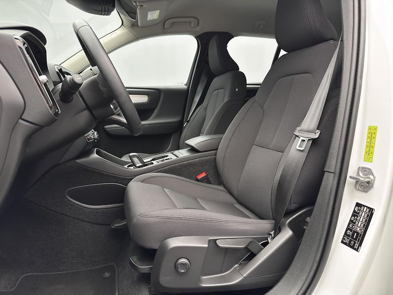 Volvo XC40 B4 AWD MOMENTUM PRO CZ - fotka 3 z 27