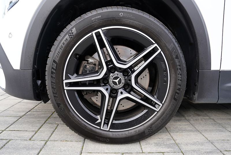 Mercedes-Benz GLB 250i 4Matic/AMG/AT/225 PS/Led - fotka 14 z 42