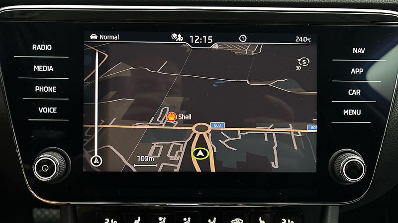 Škoda Superb 2.0 TDI DSG Style Combi - fotka 26 z 27
