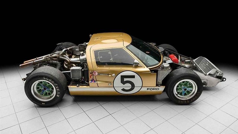 Trojice Fordů GT40 vítězících v závodě 24 hodin Le Mans v roce 1966.