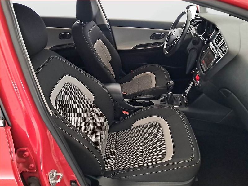 Kia Ceed (2015) 1.6 GDI, Navi, Tempomat - fotka 9 z 20