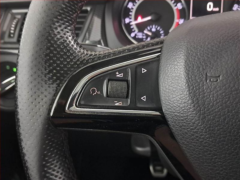 Škoda Rapid (2015) Spaceback 1.2 TSI, Xenony - fotka 14 z 15