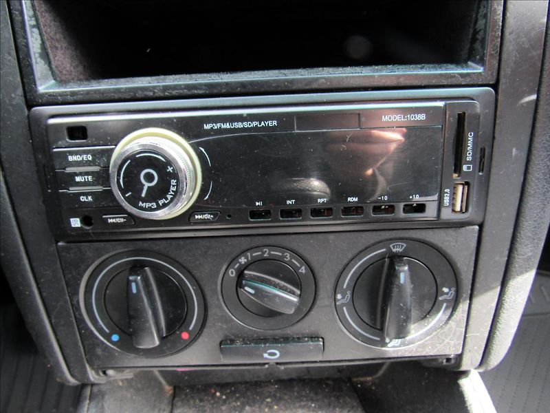 Volkswagen Golf 1,9 SDI 50kW Combi - fotka 16 z 23