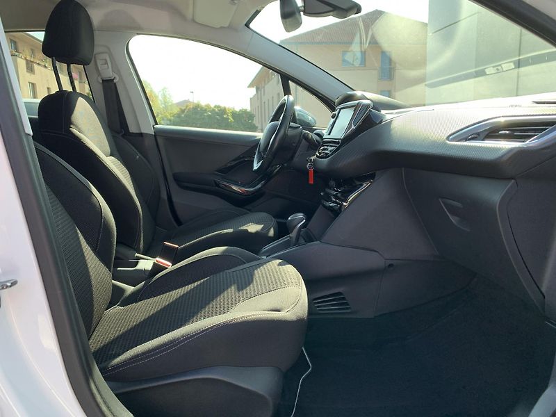 Peugeot 208 ALLURE+ 1.2 PureTech 81kW AT - fotka 15 z 22
