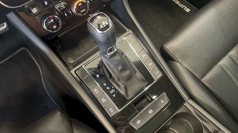 Škoda Superb (2019) kombi Laurin&Klement 2.0TDI  2 - fotka 23 z 34