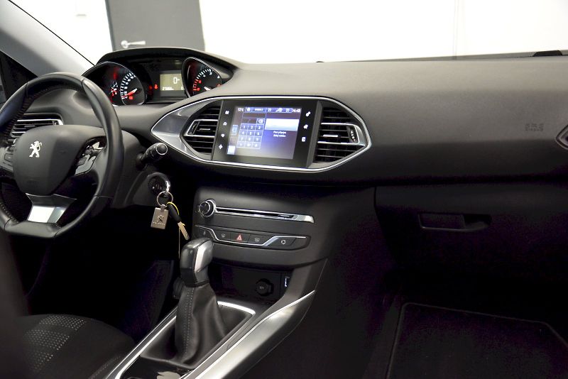 Peugeot 308 (2016) SW 1.6 HDI 73 kW ALLURE - prav - fotka 27 z 27